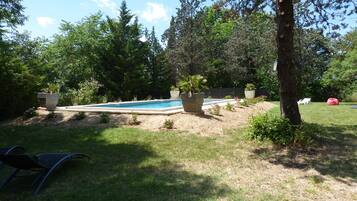 Een seizoensgebonden buitenzwembad