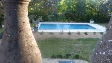 Een seizoensgebonden buitenzwembad