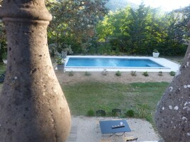 Una piscina al aire libre de temporada