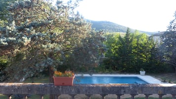 Una piscina al aire libre de temporada