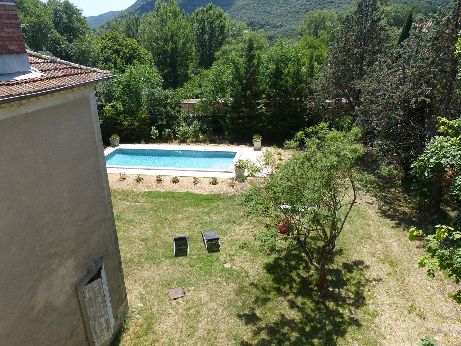 Kauden mukainen ulkouima-allas