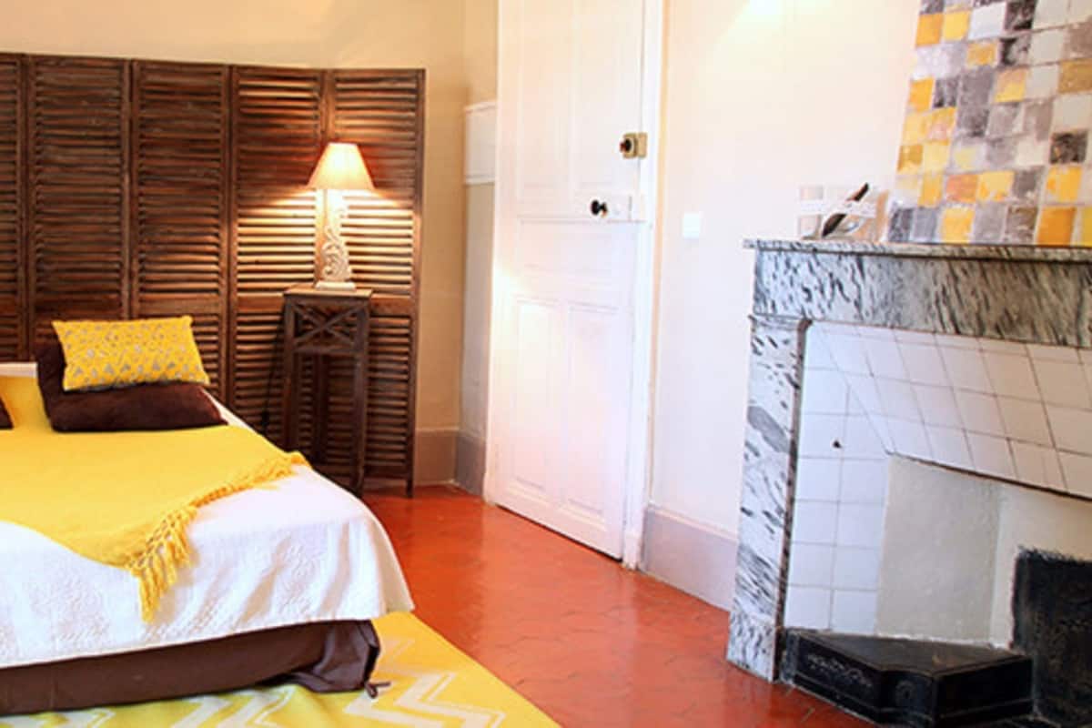 Tabla de planchar con plancha, cunas, wifi gratis y ropa de cama 