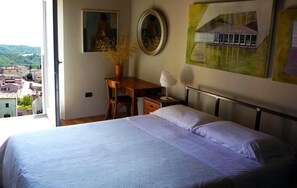 Desk, rollaway beds, free WiFi, bed sheets - B&B Camera con Vista (Fossombrone)