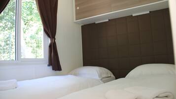 2 bedrooms, in-room safe, desk, blackout curtains