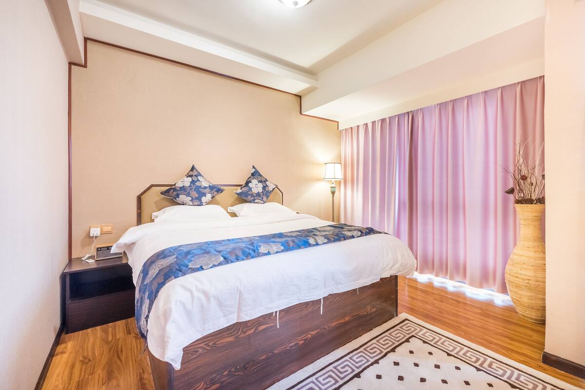 Escrivaninha, cortinas blackout, Wi-Fi de cortesia