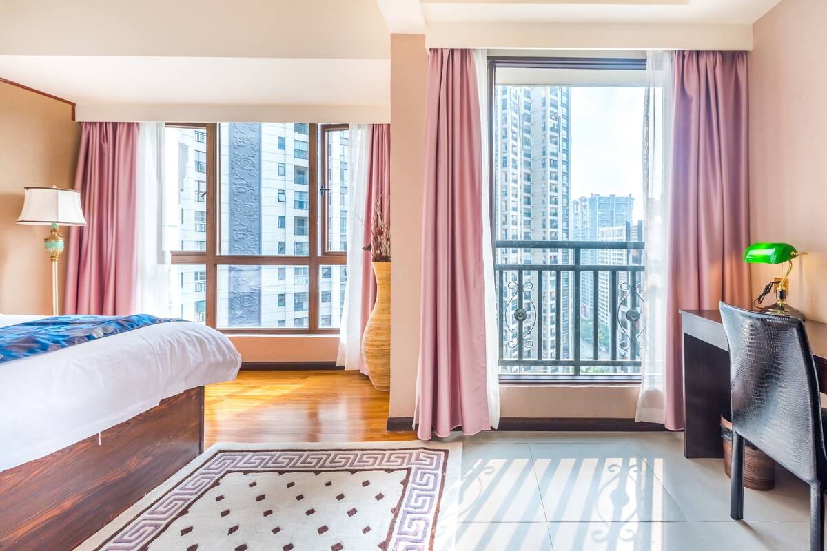 Quarto casal | Escrivaninha, cortinas blackout, Wi-Fi de cortesia