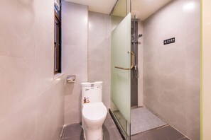 Dusch, gratis toalettartiklar, hårtork och tofflor