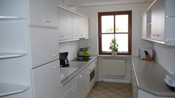 Lemari es besar, microwave, oven, dan kompor