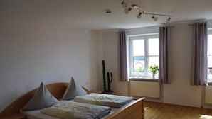 4 bedrooms, WiFi (free), bed sheets - Ferienwohnung St. Georg (Grossenlueder)