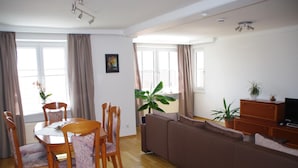 Flat-screen TV, DVD player - Ferienwohnung St. Georg (Grossenlueder)