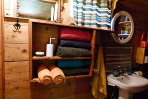 A wooden shelf with towels and a roll of toilet paper. - Drewniany Domek BB Nad Rzeka (Muszyna)