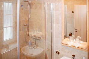 獨棟房屋, 3 間臥室 (Max-Emanuel) | 浴室 | 淋浴設備、吹風機、毛巾
