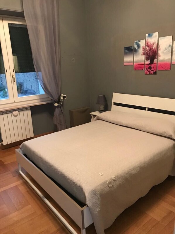 Premium bedding, in-room safe, free WiFi