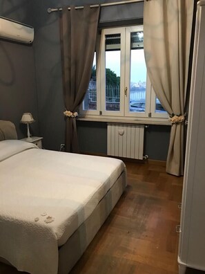 Premium bedding, in-room safe, free WiFi