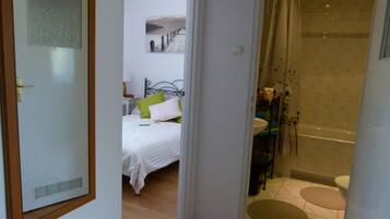 Departamento | 1 habitación, cortinas blackout y tabla de planchar con plancha