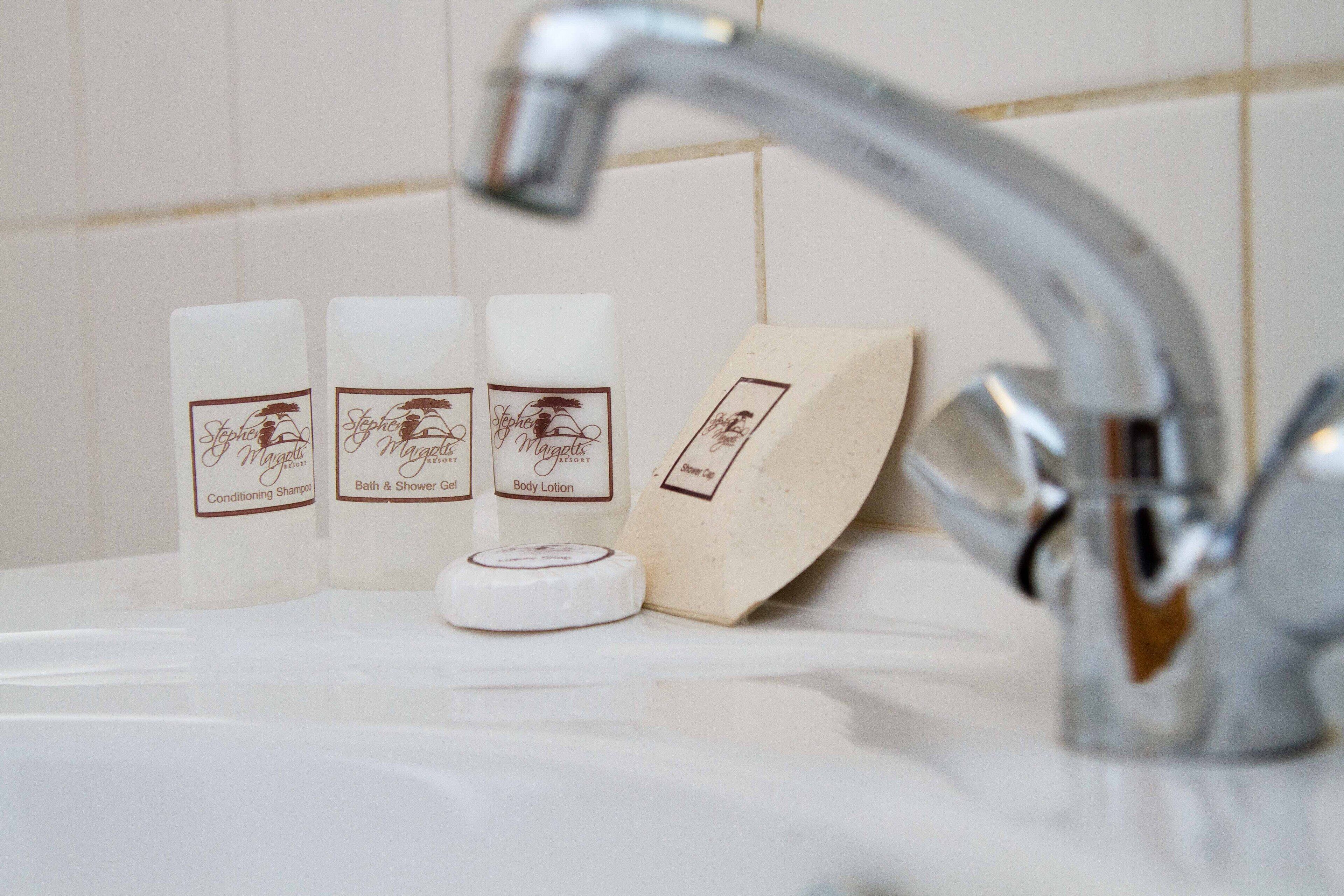 Artículos de higiene personal gratuitos, albornoces, toallas y jabón