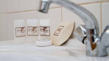 Artículos de higiene personal gratuitos, albornoces, toallas y jabón