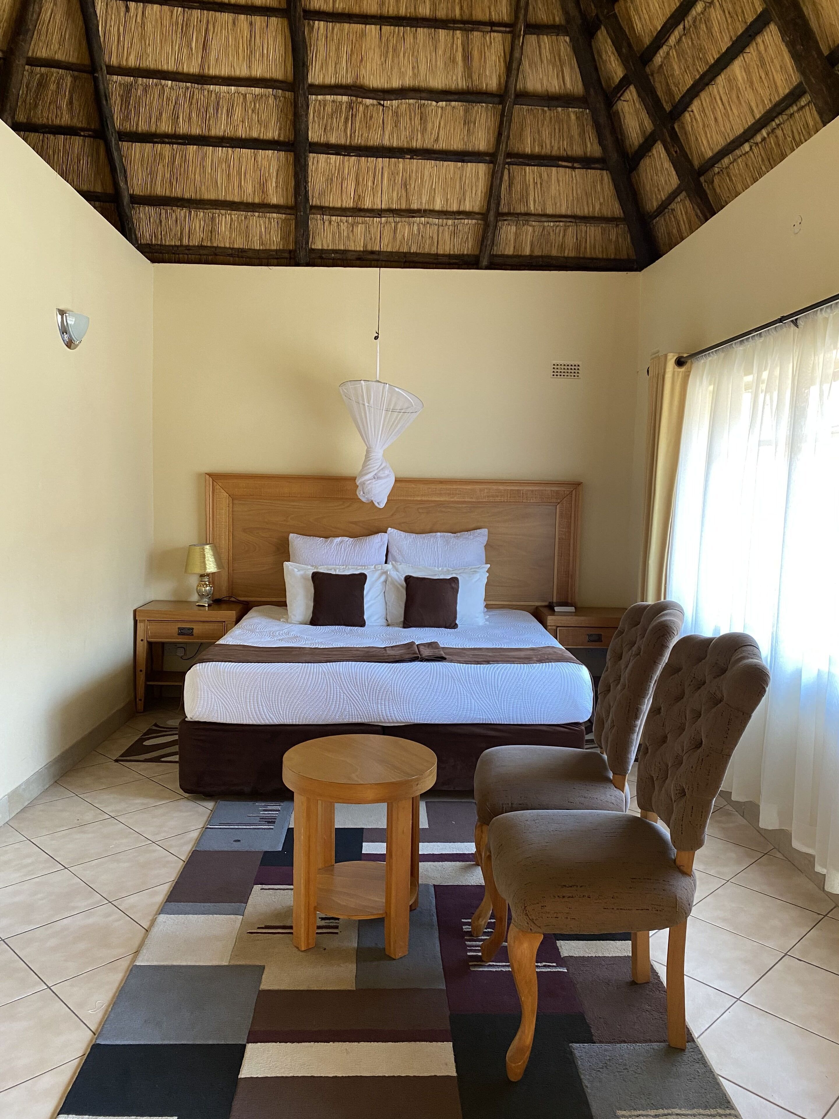 Dilengkapi dengan perabotan berbeda-beda, Wi-Fi gratis, dan seprai linen