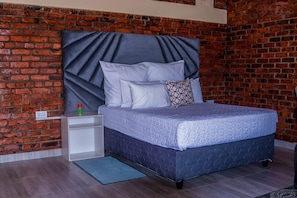 Muebles diferentes, wifi gratis y ropa de cama 