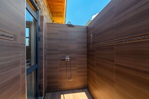 Superior Deluxe Room | Bathroom shower