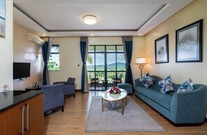 Executive Suite | Living area | 43-inch Smart TV with satellite channels, TV