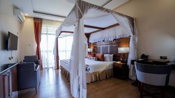 Superior Room | Minibar, in-room safe, desk, blackout drapes