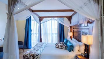 Executive Suite | 1 bedroom, minibar, in-room safe, desk