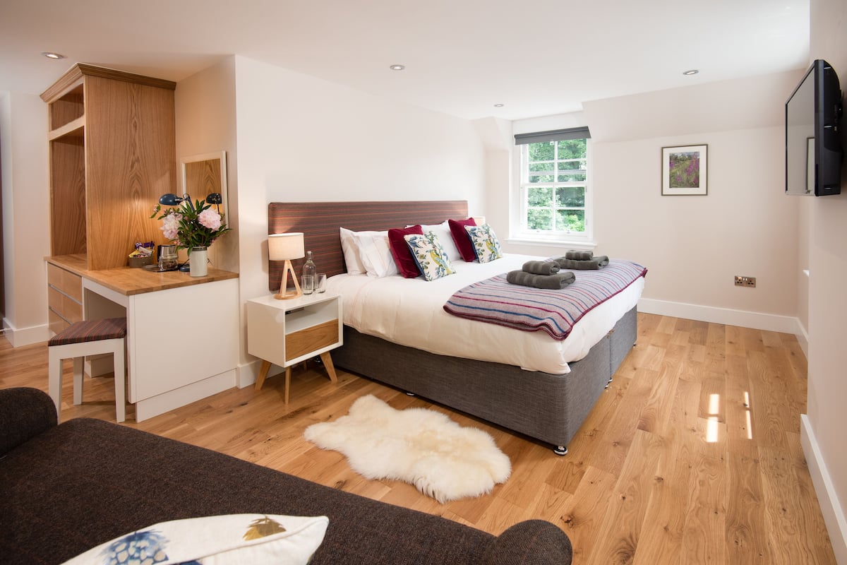 Deluxe kamer, 1 twee- of 2 eenpersoonsbedden (Keltie Den) | 1 slaapkamer, luxe beddengoed, een bureau, een strijkplank/strijkijzer