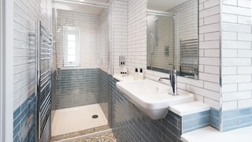 Deluxe Double Room (Loch More) | Bathroom | Shower, free toiletries, bathrobes, towels