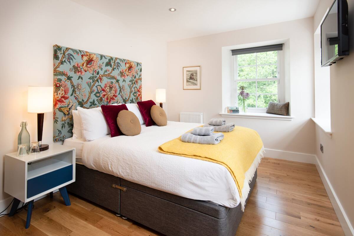 Deluxe tweepersoonskamer (Loch More) | 1 slaapkamer, luxe beddengoed, een bureau, een strijkplank/strijkijzer