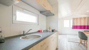 Chalet (1) | Dapur kecil pribadi | Lemari es besar, oven, kompor, dan mesin pembuat kopi/teh