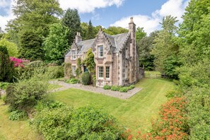 Front of property - Gardeners Cottage (Crieff)