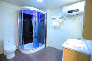 Junior-suite - balkon - byudsigt | Badeværelse | Bruser, brusehoved med hydromassage, gratis toiletartikler, hårtørrer