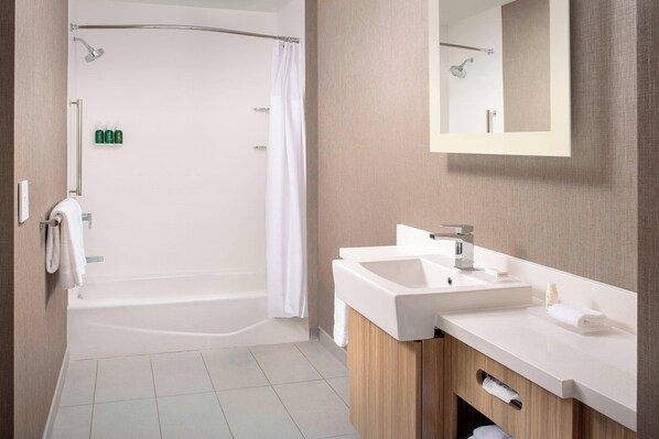 Une salle de bain moderne avec une baignoire, une douche et un lavabo.