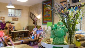 Bar (trong khuôn viên)