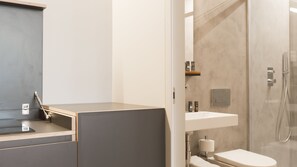 Full-sized fridge, microwave, oven, stovetop