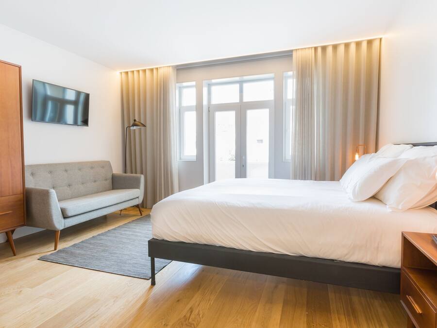 Premium bedding, in-room safe, desk, laptop workspace