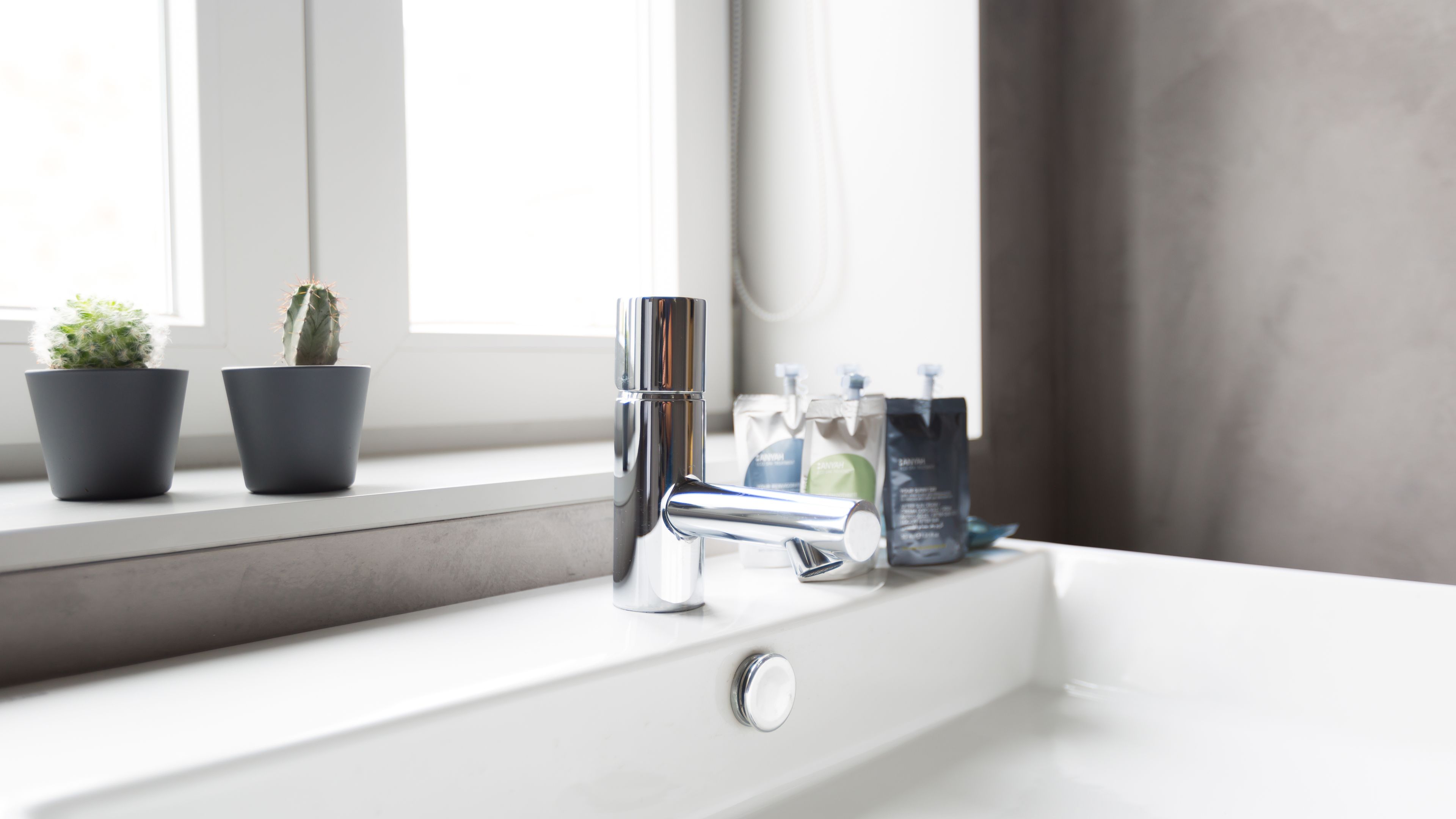 Studio, näköala puutarhaan (104) | Kylpyhuone | Suihku, sadesuihkupää, ilmaiset hygieniatuotteet, hiustenkuivaaja