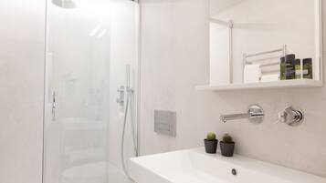 Studio, balcon (102) | Salle de bain