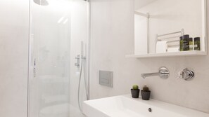 Estudio, balcón (102) | Baño | Regadera, regadera tipo lluvia, amenidades de baño gratuitas 