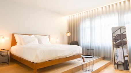 Ropa de cama de alta calidad y caja de seguridad en la habitación . Braga Heritage Lofts