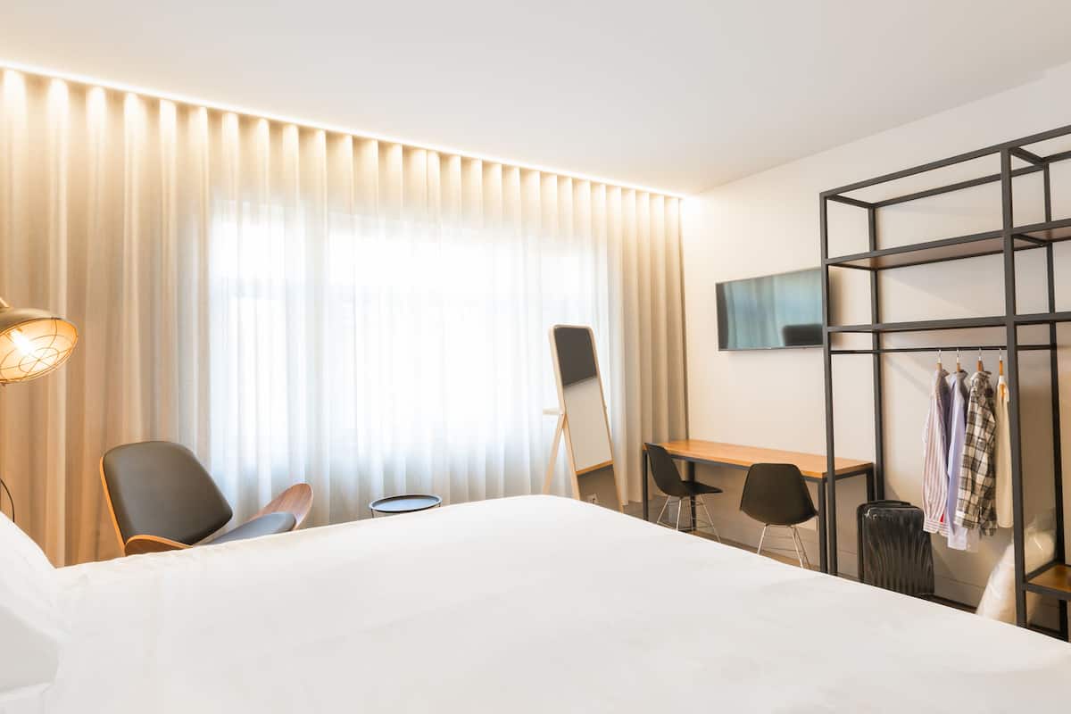 Apartment (101) | Premium bedding, in-room safe, desk, laptop workspace