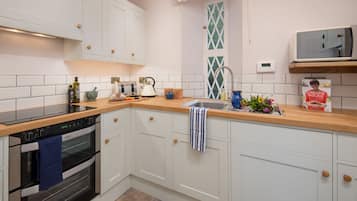 Luxury Cottage, 2 Bedrooms | Private kitchen | Full-size fridge, microwave, oven, stovetop