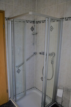 Apartment, Ground Floor | Bathroom shower - Ferienwohnung Schöttker (Porta Westfalica)