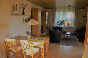 Apartamento, no piso térreo | Área de estar | TV de tela plana