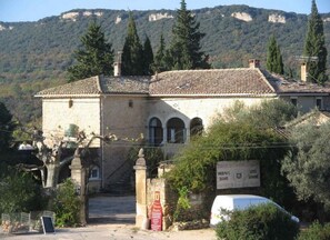 Exterior - Domaine Chanoine Rambert (Saint-Andre-d'Olerargues)