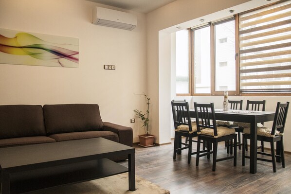 City Apartment, 2 Bedrooms | In-room dining