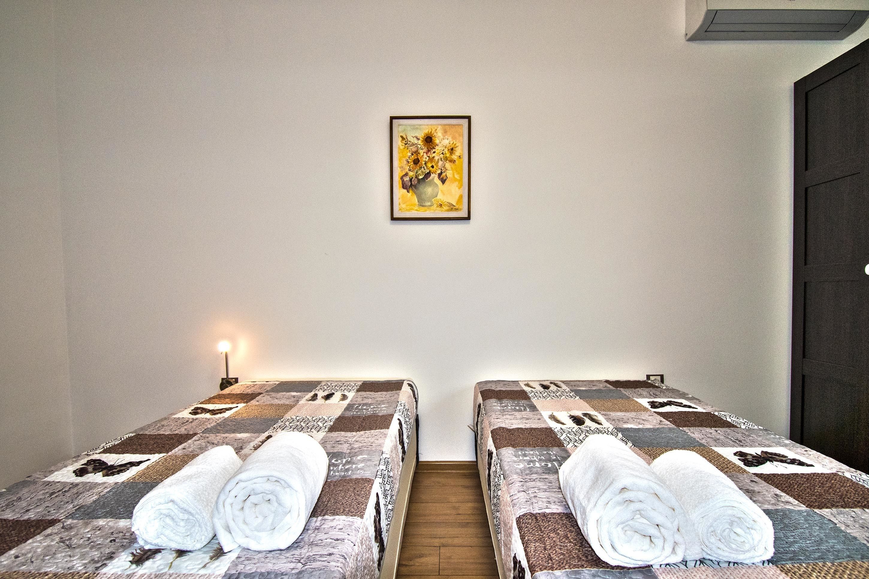 2 عدّة غرف نوم ومكواة/لوح كي وأسرّة أطفال/رضّع (مجانًا) وواي فاي مجانًا