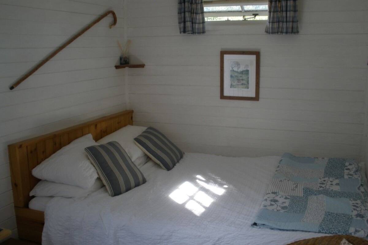 Iron/ironing board, cribs/infant beds, bed sheets