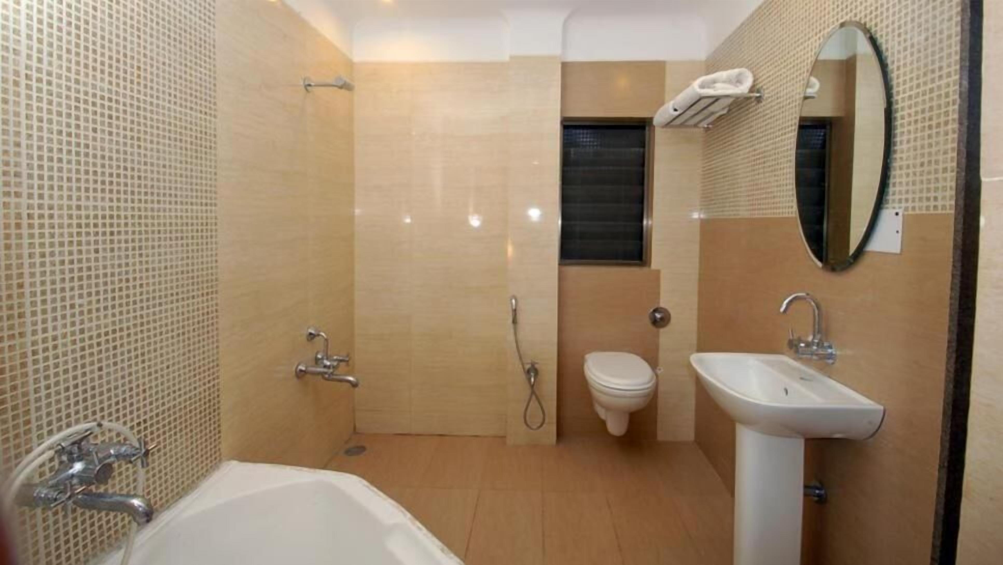 Un baño con bañera, inodoro y lavamanos.